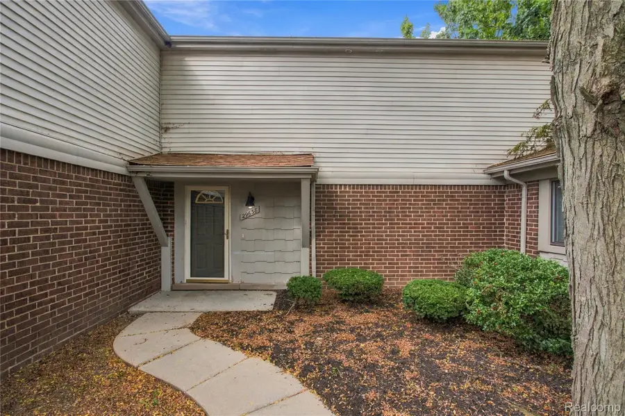 29638 Farmbrook Villa Court, Southfield, MI 48034 - #2