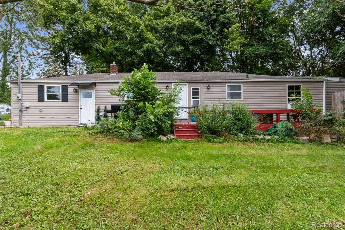 1054 E Mandeville Street, Burton, MI 48529 - #1