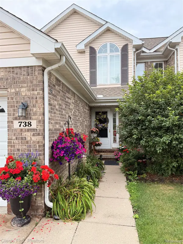 738 Natures Cove Ct, Wixom, MI 48393