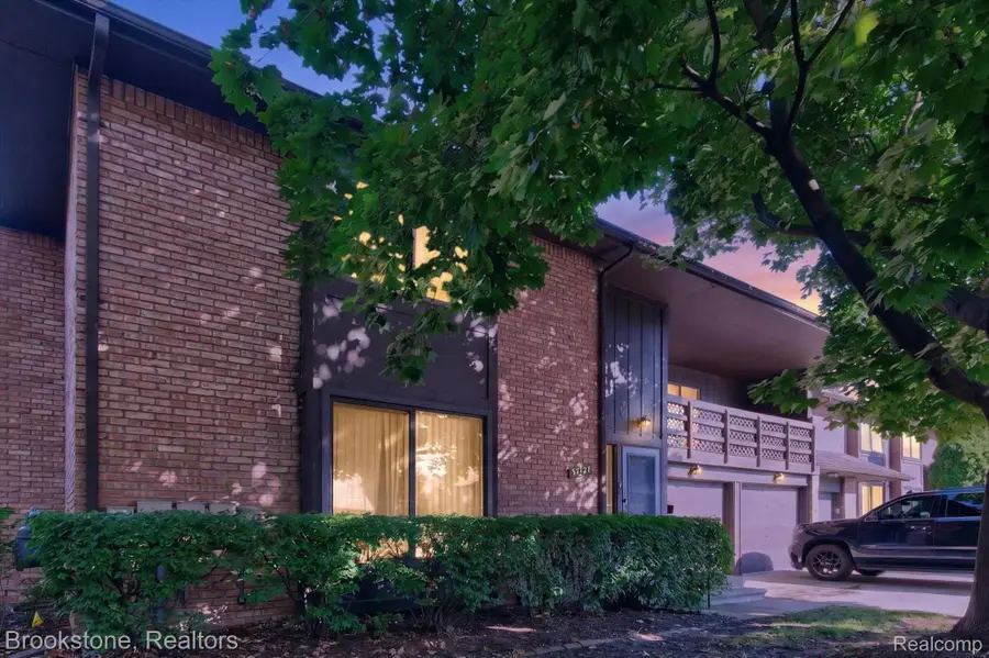 37128 Clubhouse Drive #37, Sterling Heights, MI 48312 - #2