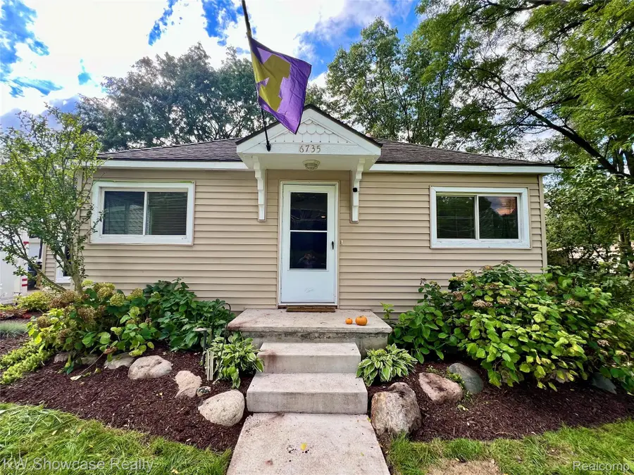 6735 Cooley Lake Road, West Bloomfield, MI 48324 - #2