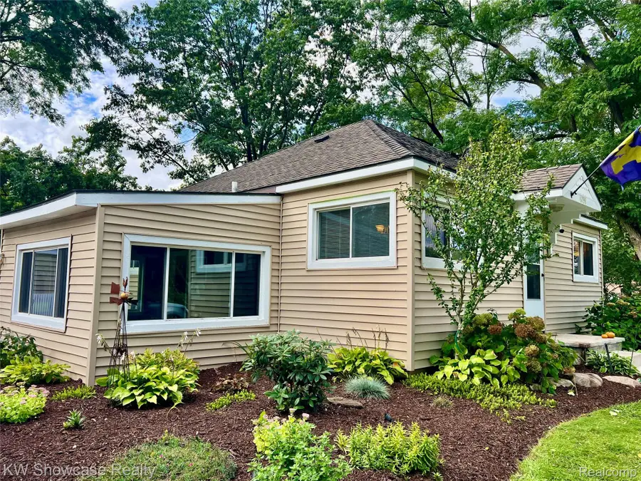 6735 Cooley Lake Road, West Bloomfield, MI 48324 - #3