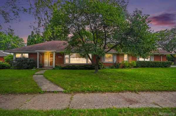 19925 E William Court, GrossePointeWoods, MI 48236
