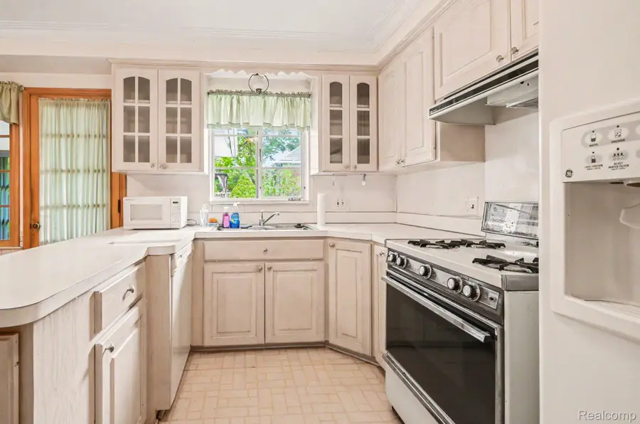 19925 E William Court, Grosse Pointe Woods, MI 48236 - #3