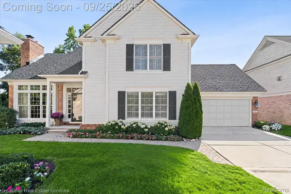 936 Lochmoor Place, GrossePointeWoods, MI 48236
