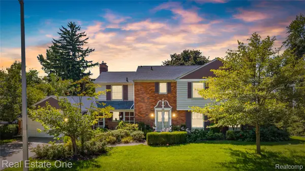 69 Willow Tree Place, GrossePointeShores, MI 48236