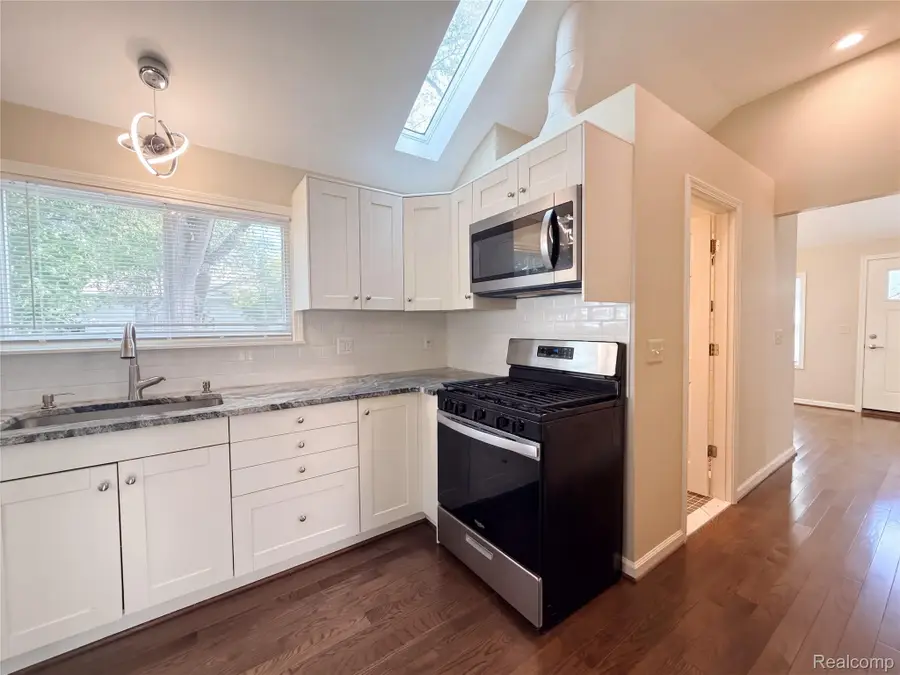 20919 Hollywood Street, Harper Woods, MI 48225 - #2