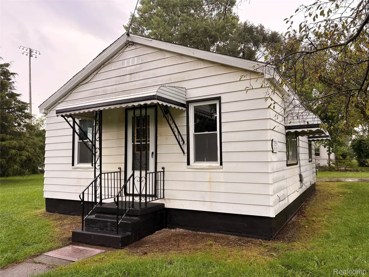 2254 E Bergin Avenue, Burton, MI 48529 - #1