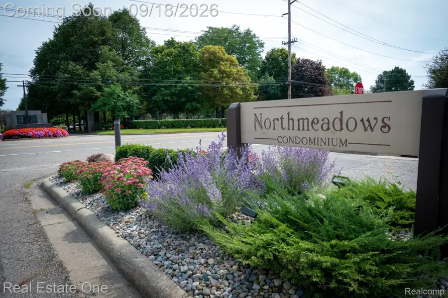 7900 Meadow Drive, Waterford, MI 48329 - #3