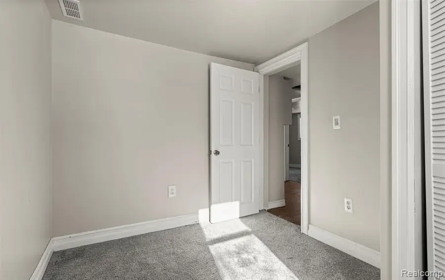 1236 E Evelyn Avenue, Hazel Park, MI 48030 - #2