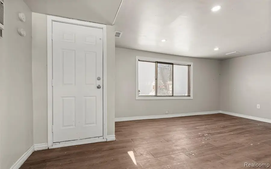 1236 E Evelyn Avenue, Hazel Park, MI 48030 - #3