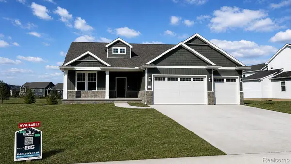 677 Round Rock Dr, Howell, MI 48843