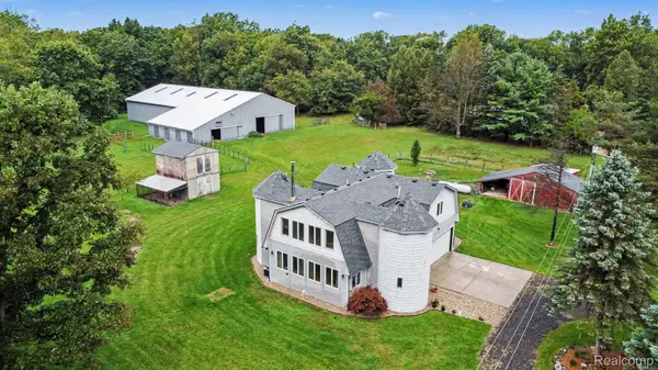 2651 Fenton Road, Hartland, MI 48353