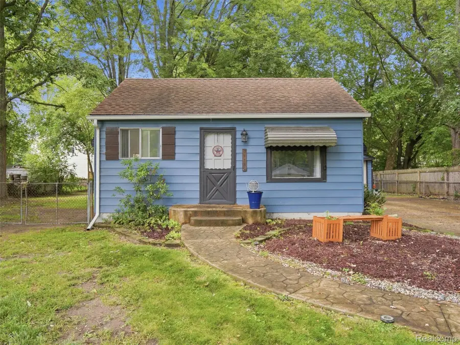 21184 Flanders Street, Farmington Hills, MI 48335 - #2
