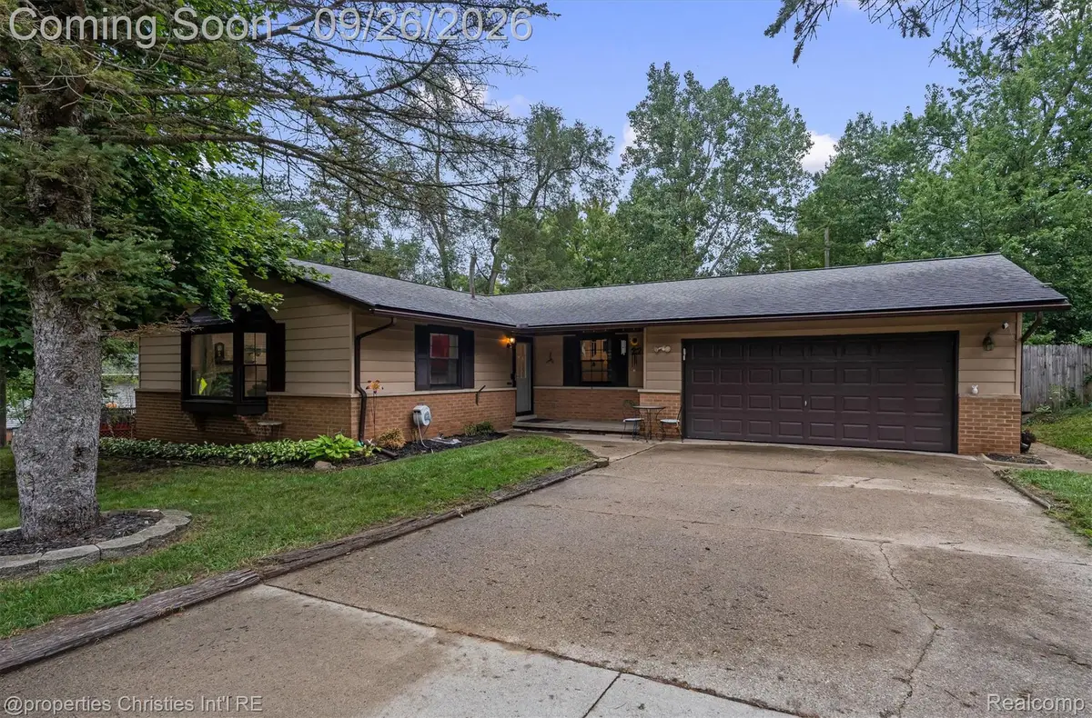 225 S Williams Lake Road, Waterford, MI 48327 - #1