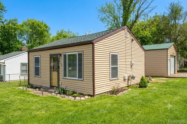 2182 E Boatfield Avenue, Burton, MI 48529