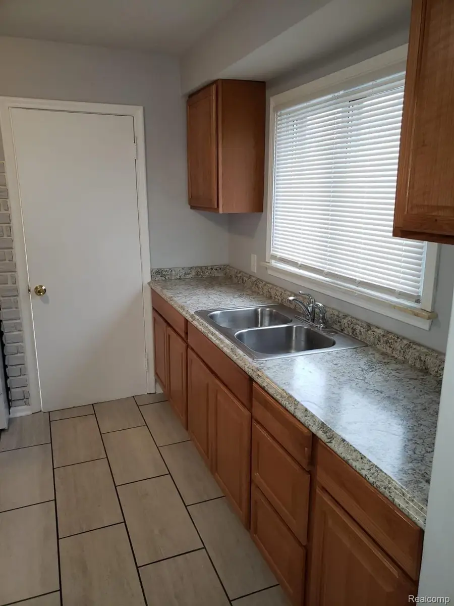 2099 Cleveland Avenue, Lincoln Park, MI 48146 - #3