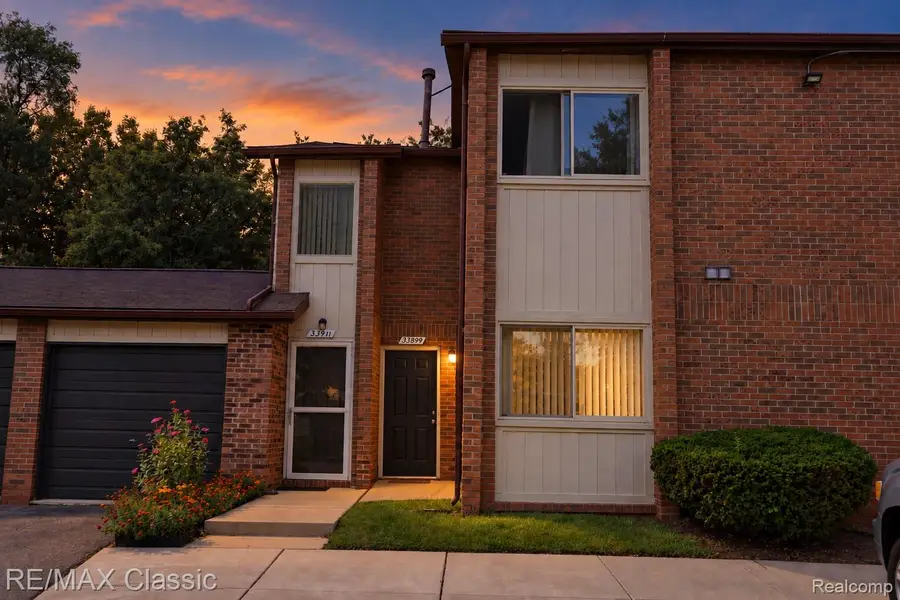 33899 Pondview Circle #10, Livonia, MI 48152 - #2