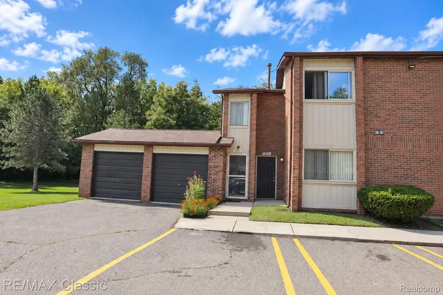 33899 Pondview Circle #10, Livonia, MI 48152 - #3