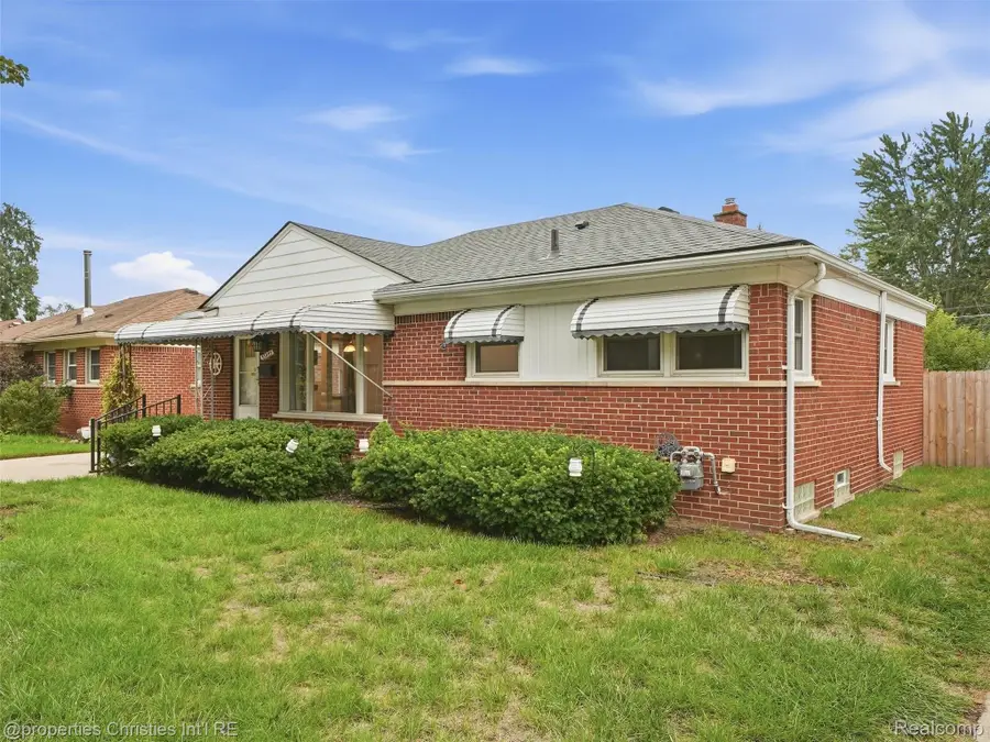 33045 W Chicago Street, Livonia, MI 48150 - #3