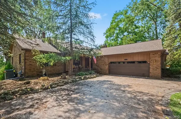 6925 W Church Street, Clarkston, MI 48346