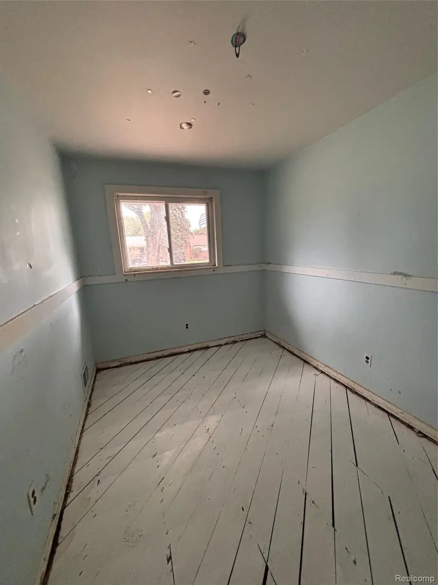 24645 Mcdonald Street, Dearborn Heights, MI 48125 - #3