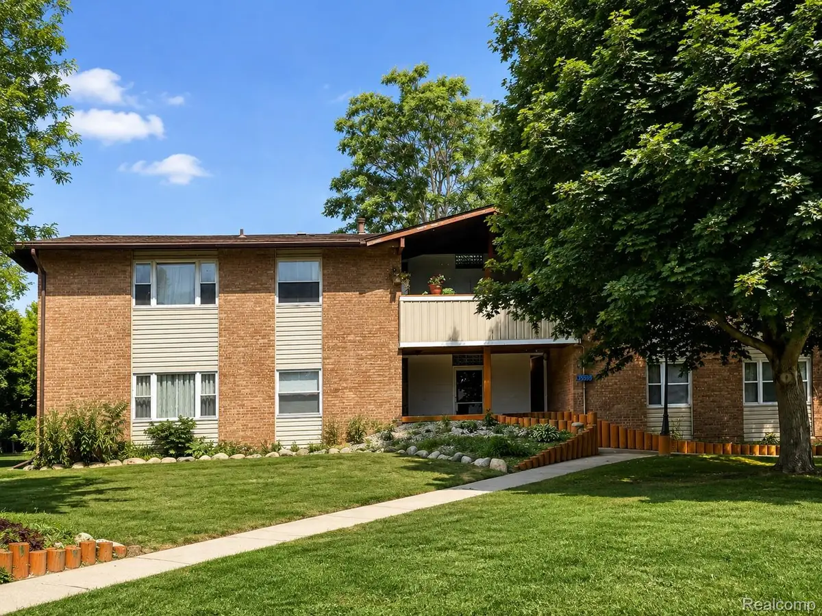 29589 W Jefferson Avenue S #16, Gibraltar, MI 48173 - #1