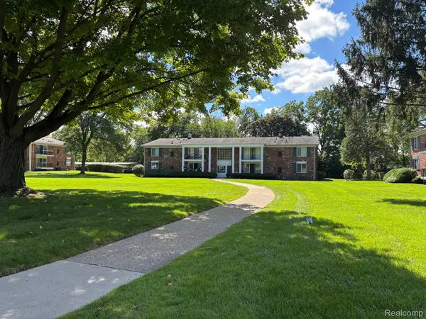448 Fox Hills Drive S #2, BloomfieldHills, MI 48304