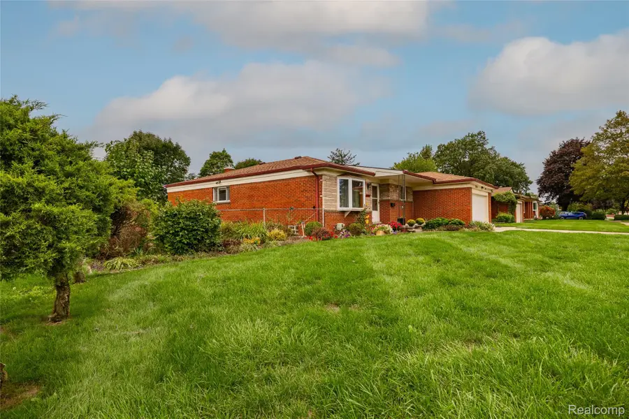 27621 Thomas Avenue, Warren, MI 48092 - #2