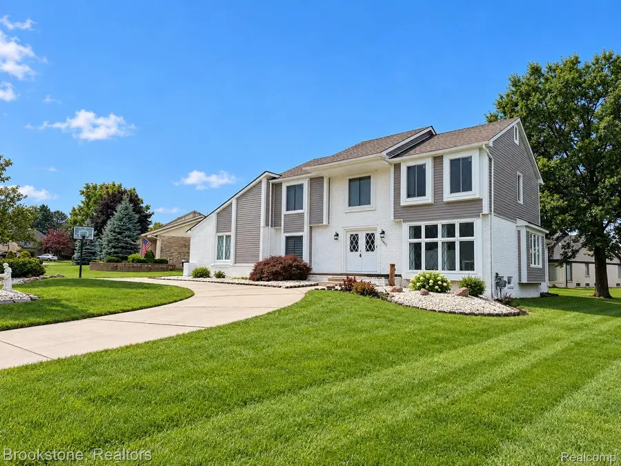37627 Dorchester Drive, Farmington Hills, MI 48331 - #2