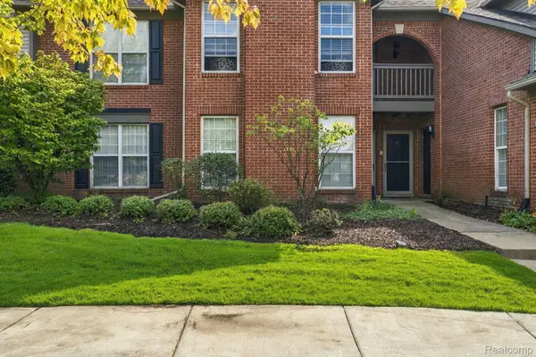 28067 Carlton Way Drive, Novi, MI 48377