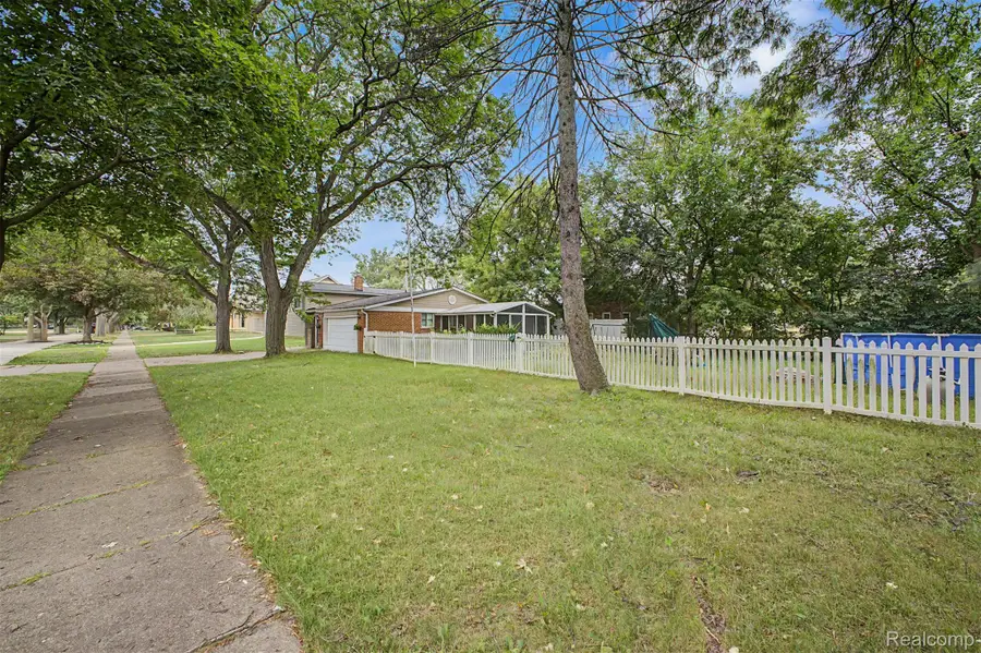 27355 Clairview Drive, Dearborn Heights, MI 48127 - #2