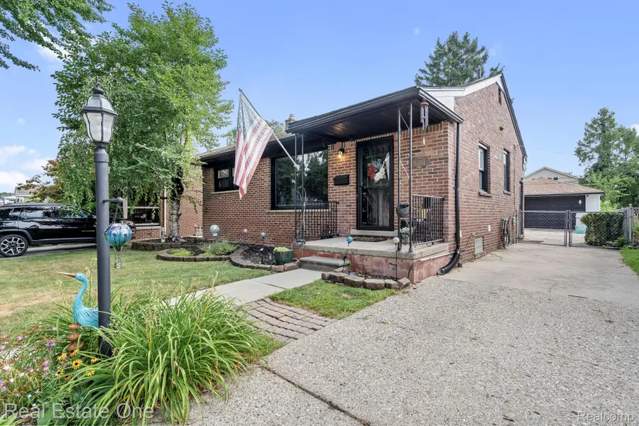 9381 Fox Avenue, Allen Park, MI 48101 - #2