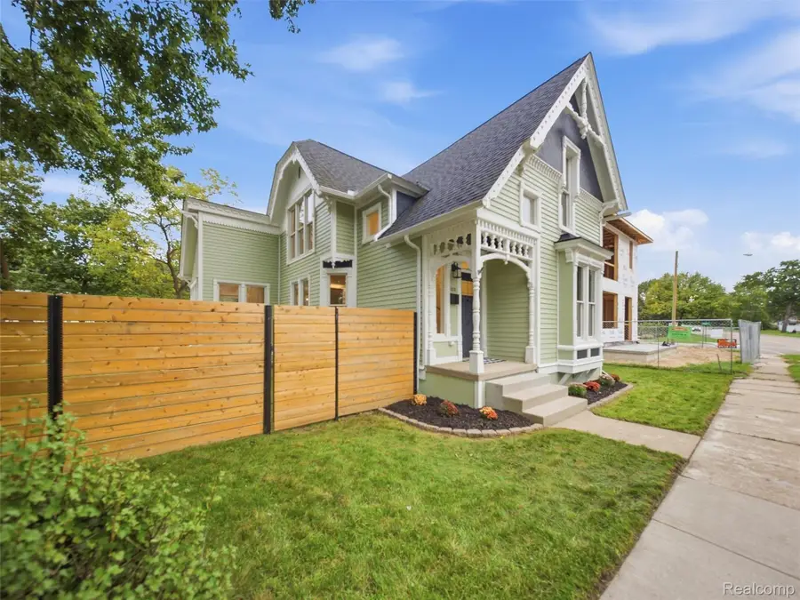 213 W Shiawassee Avenue, Fenton, MI 48430 - #3