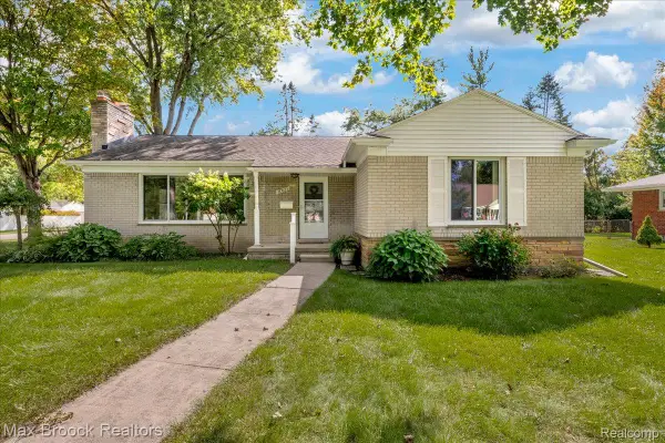 17825 Kinross Avenue, BeverlyHills, MI 48025