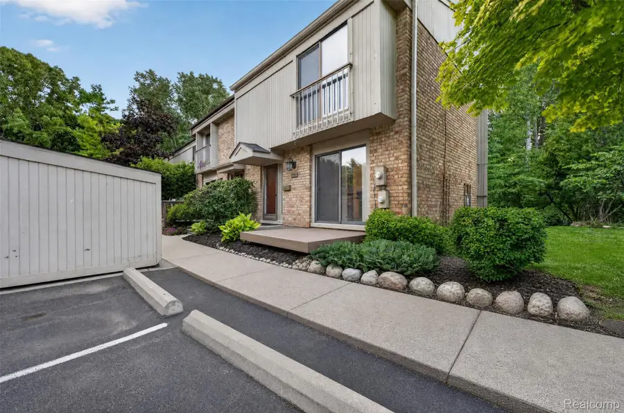 1439 Oakbrook E, Rochester Hills, MI 48307 - #2