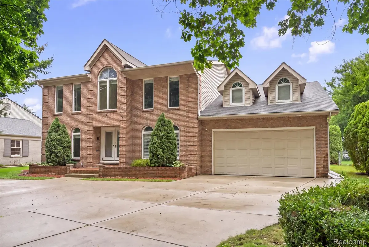 670 S Oxford Road, Grosse Pointe Woods, MI 48236 - #1
