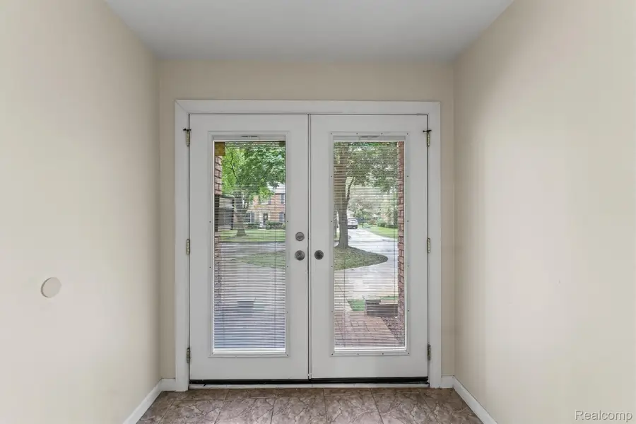 670 S Oxford Road, Grosse Pointe Woods, MI 48236 - #2