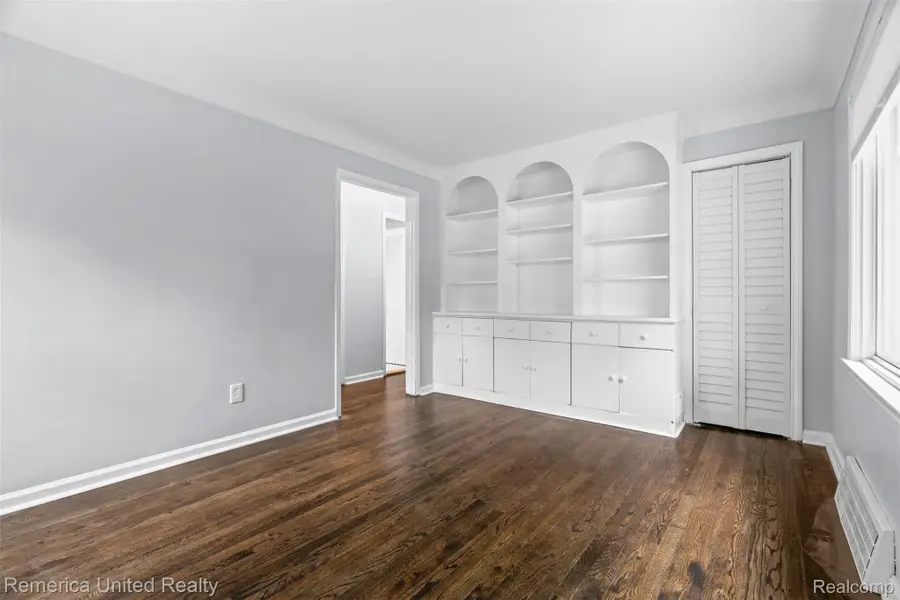 9587 Cardwell Street, Livonia, MI 48150 - #3