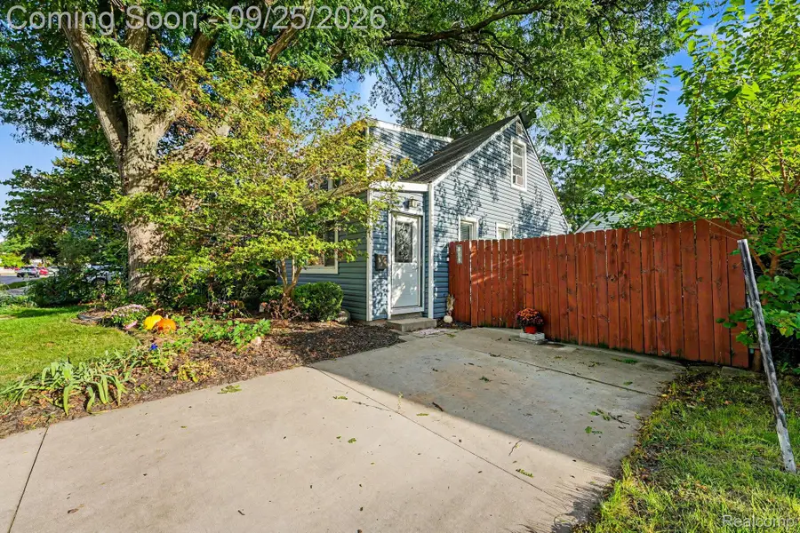 51 W Harry Avenue, Hazel Park, MI 48030 - #2
