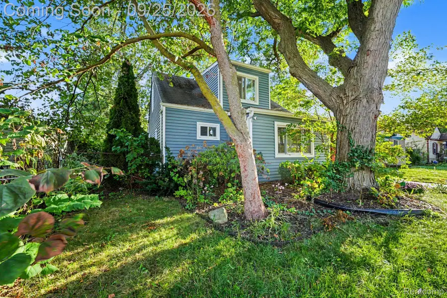 51 W Harry Avenue, Hazel Park, MI 48030 - #3