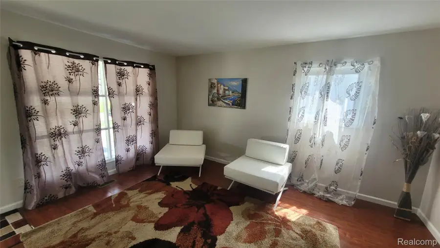 606 E Milton Avenue, Hazel Park, MI 48030 - #3