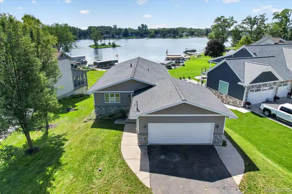 100 Camelot Court, Brooklyn, MI 49230