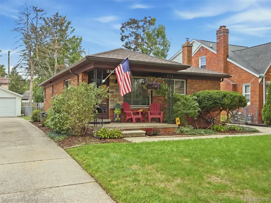 2142 Hawthorne Road, Grosse Pointe Woods, MI 48236 - #3
