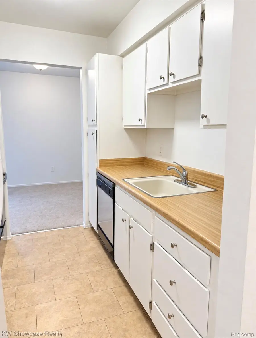 30028 W 12 Mile Road #32, Farmington Hills, MI 48334 - #2