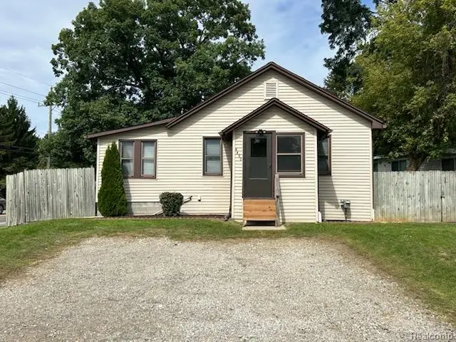 5490 Sarvis Drive N, Waterford, MI 48327 - #1