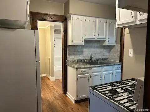 5490 Sarvis Drive N, Waterford, MI 48327 - #3