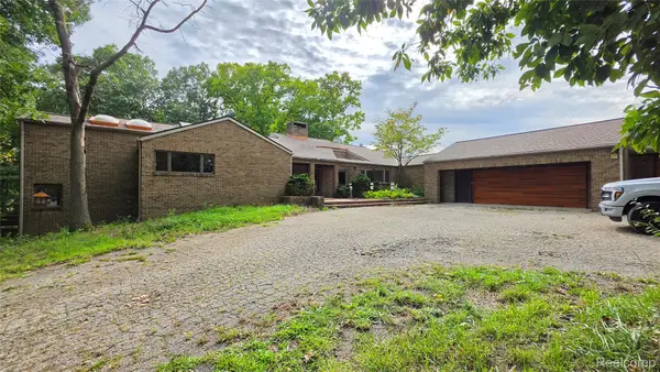 2551 Patterson Lake Road, Pinckney, MI 48169