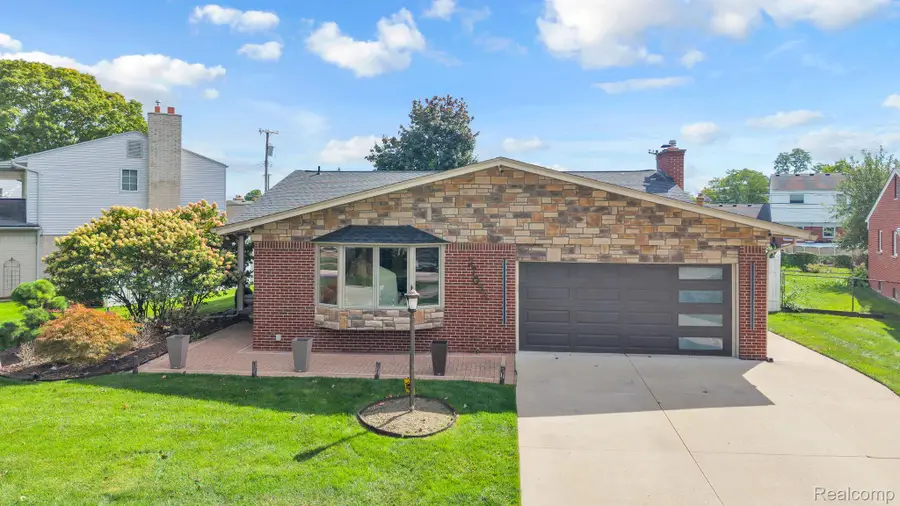 27033 Timber Trail, Dearborn Heights, MI 48127 - #2