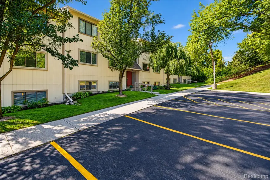 1695 Riverside Drive #7, Rochester Hills, MI 48309 - #3